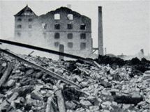 Ruiny cukrovaru v Krásném Březně po explozi munice v červenci 1945.