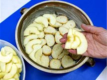 Na rohlíková kolečka rozložte plátky jablek 