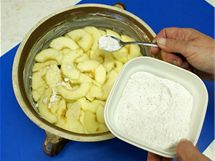 Vrstvu jablek posypte mletou skořicí s moučkovým cukrem