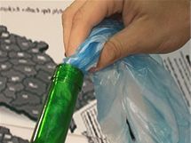 Mikrotenový sáček nebo tašku zatočte do ruličky a nastrkejte do lahve otevřenou částí nahoru