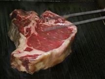 T-bone na grilu