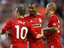 GLOV RADOST. Hri Liverpoolu se raduj ze vstelenho glu. Zleva: J. Cole, Ngog a krtel.