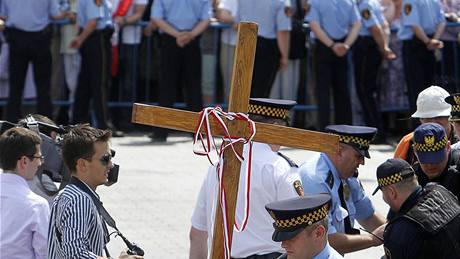 Stovky Polák demonstrovaly proti pesunu devného kíe ped prezidentským palácem ve Varav