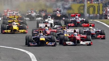 Start VC formule 1 v Maarsku. Vepedu jsou Fernando Alonso (vpravo) a Sebastian Vettel z Red Bullu.