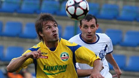 Zlínský fotbalista Michal �rom hlavi�kuje mí� v zápase druhé ligy proti Kladnu.