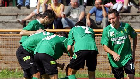 Radost fotbalist� Sokolova z branky v utkání druhé ligy proti Sezimov� Ústí.