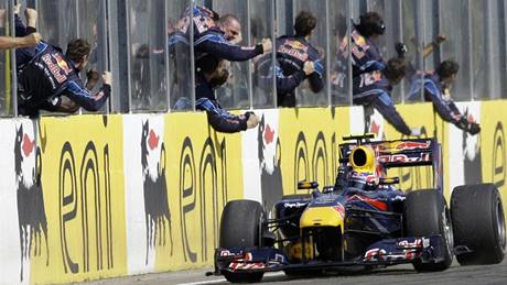 Mark Webber oslavuje triumf ve Velké cen Maarska s týmem Red Bull.