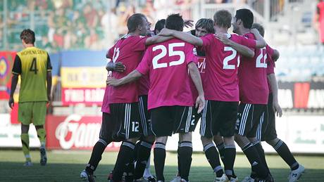 NEEKANÁ VÝHRA. eskobudjovití fotbalisté porazili úadujícího mistra Spartu a radují se v kruhu.
