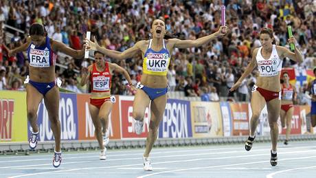 Ukrajinka Jelizaveta Bryinová oslavuje vítzství ve tafet na 4x100 metr na atletickém ME.