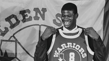 Z VRCHOLU NA DNO. Basketbalista Chris Washburn byl v roce 1986 na draftu NBA tetí. Pak zaal fetovat a nadjnou kariéru mu drogy zniily.