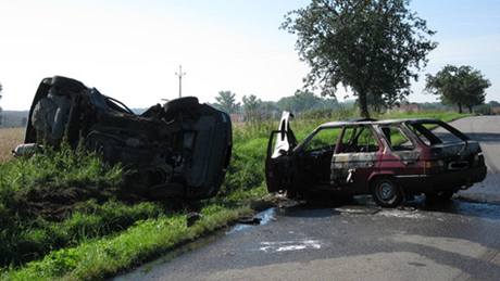Nehoda dvou aut u Rostnic-Zvonovic na Vykovsku vypadala hroziv. Jedno auto shoelo.