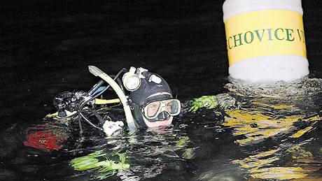 Potápi kadý rok vytahují ze dna Vranovské pehrady vyzrálý lechovický sekt.