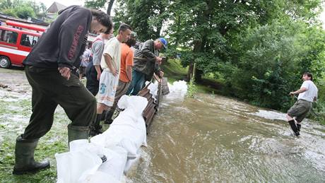 Hasii v Dolní Bezince na Pelhimovsku bojovali s rozvodnným potokem (7. srpen 2010)