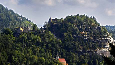 Celkový pohled na hrad a klášter Oybin