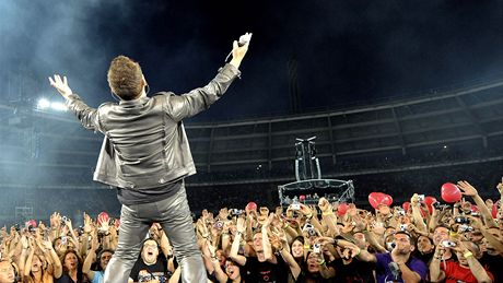 Takhle ádil frontman skupiny U2 na koncert v Brazílii.