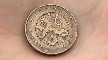 Zvlátní desetikorunová mince pipomíná na rubu padesátikorunu.