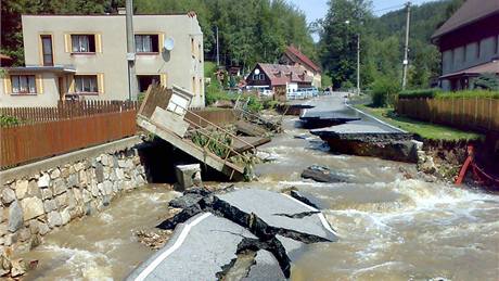 Povodová vlna strhla silnici uprosted obce Vítkov u Chrastavy. (9. srpna 2010)