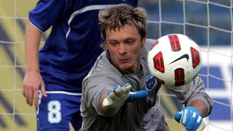 Ruslan Kopancov, branká� Dn�pru Mogilev, vyrá�í jednu ze st�el ostravských fotbalist�.