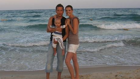 Petr Bende s manelkou Zuzanou a synem Matyasem na plái v  Tunisku