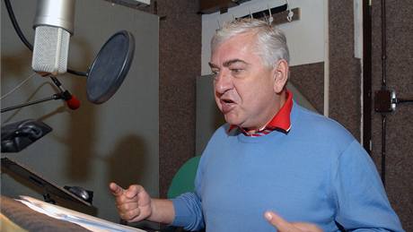 Miroslav Donutil p�i natá�ení audioknihy �erní baroni
