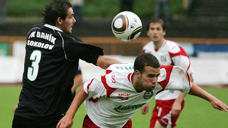 Sokolovský Franti�ek Kura (vlevo) v souboji se zlínským Filipem Novákem. 