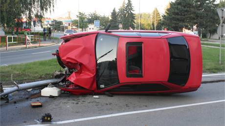 �idi� nezvládl zatá�ku a srazil sloup ve�ejného osv�tlení. Skon�il na záchytce a ze svých zran�ní se bude lé�it zhruba �ty�i týdny.