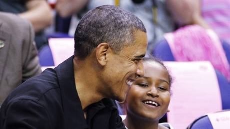 Barack Obama se svojí dcerou na utkání WNBA v hale Washingtonu Mystics
