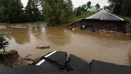 N�které mosty nápor vody nevydr�ely.