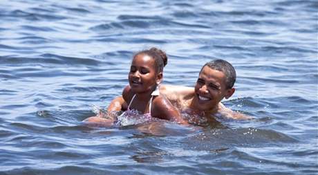 Fotka Baracka Obamy s dcerou Sashou ve vodách Mexického zálivu zveejnná na stránkách Bílého domu