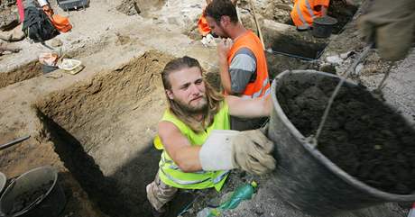 Archeolog Ondej ivi pi výzkumu na strakonickém námstí