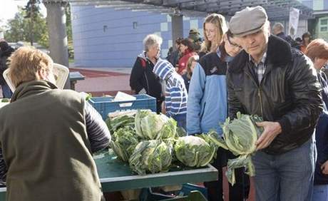 Farmáské trhy mají jedinou chybu: tím, e jich je zatím málo, tvoí se fronty