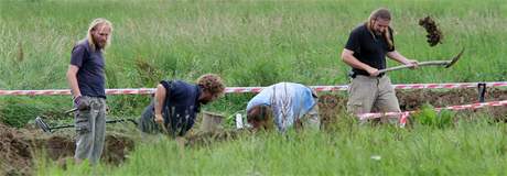 Policist s archeology odkrvaj u obce Dobronn na Jihlavsku masov hrob zavradnch Nmc (16. srpna 2010)