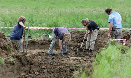 Policist s archeology odkrvaj u obce Dobronn na Jihlavsku masov hrob zavradnch Nmc (16. srpna 2010)