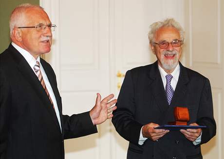 Prezident Václav Klaus ocenil ekonoma Valtra Komárka. (11. srpna 2010)