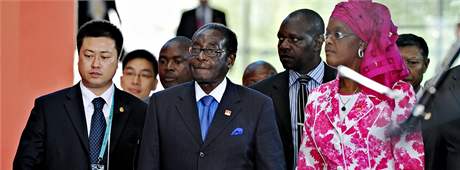 Prezident Zimbabwe Robert Mugabe s manelkou pichz na Expo 2010 anghaji (11. srpna 2010)