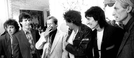 Takhle vypadali lenové Rolling Stones pi svém prvním koncertu v tehdejím eskoslovensku, kdy je uvítal i Václav Havel.