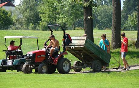 POKYNY Z BUGYNY. Vyperkovan hit znamen, e se na nm dlouho pohybovali lid s lopatami. Tk technika chce ale chytr veden. Rady i tentokrt pijely na golfovm vozku - bugyn.