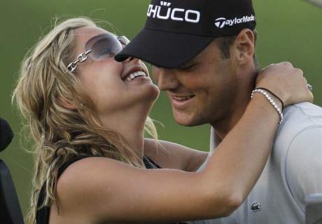 Martin Kaymer a jeho pítelkyn Alison Michelettiová po vítzství v PGA Championship 2010.