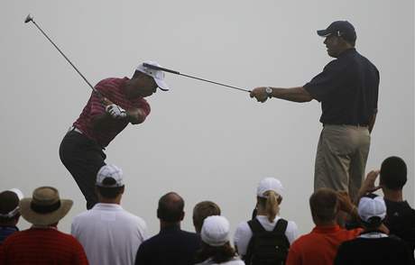 Tiger Woods trénuje se svým caddiem Stevem Williamsem.