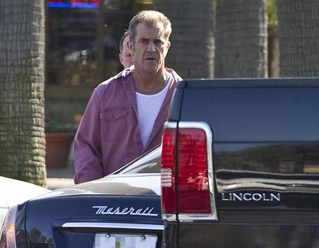 Mel Gibson nastupuje do Maserati, s ním pozdji havaroval v kalifornském Malibu