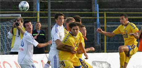 SOUBOJ. Ke komu ten mí spadne? Balón sledují lutí Jihlavané a bílí fotbalisté ze Znojma.