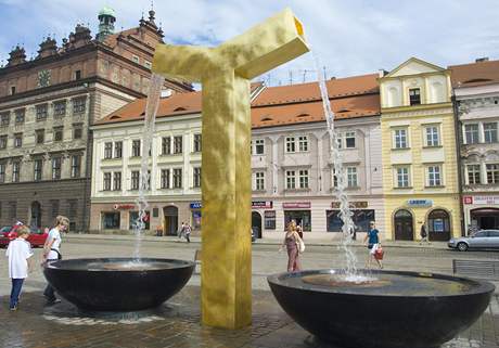 Opilý mu skoil do kany na námstí Republiky. Ostatní bezdomovci se vrhli na zasahující stráníky. Ilustraní snímek