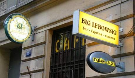 Kavárník Ondej Lebowski zruil ve svém baru ceník. Chce tak pilákat více lidí.