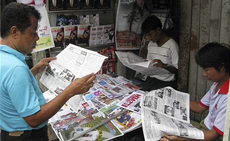 Barmnci si tou u trafiky noviny