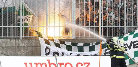 Jablonetí hasii zasahují proti ohni v sektoru fanouk Bohemians 1905.