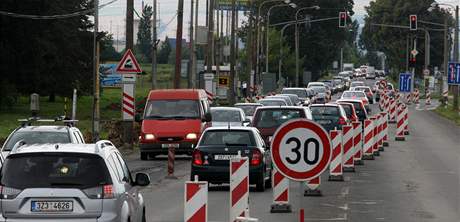 Rychlost na rámkov most v Písku je omezena kvli jeho patnému stavu na 30 km/h. (Ilustraní foto)