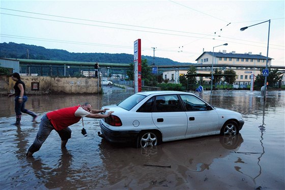 Rozvodnný Klíský potok zalil Tovární ulici v Ústí nad Labem, která pímo sousedí s chemikou Spolchemie. (12. srpna 2010)