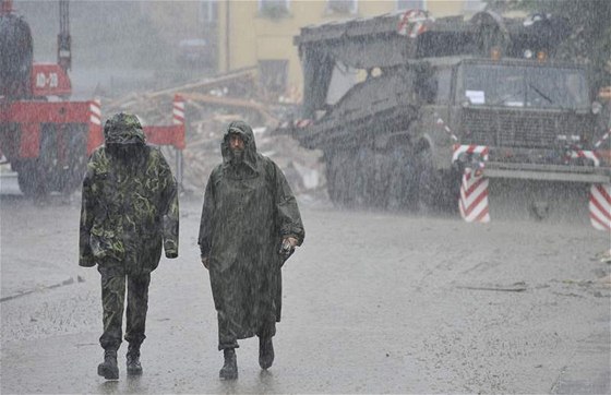 Kvli silnému deti museli vojáci peruit stavbu provizorního mostu v Chrastav na Liberecku. (15. srpna 2010)