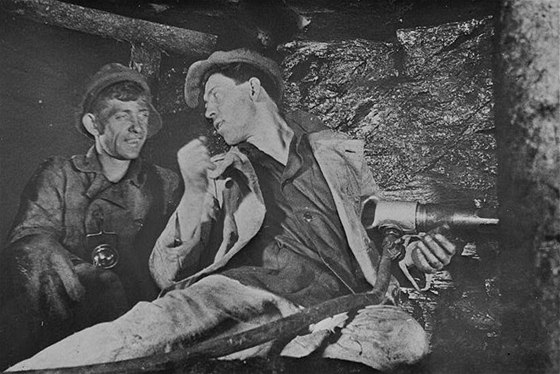 Legendární sovětský horník Alexej Stachanov (vpravo)