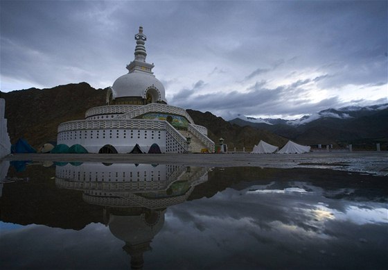 Záplavy v Indii - buddhistický chrám Shanti Stupa (12. srpna 2010)